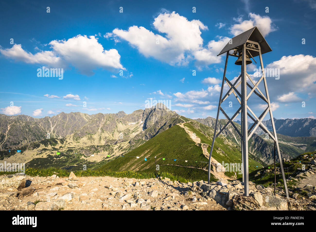 Belfry in montagna. Una semplice torre campanaria in Cima Kasprowy Wierch nei monti Tatra in Polonia. Foto Stock