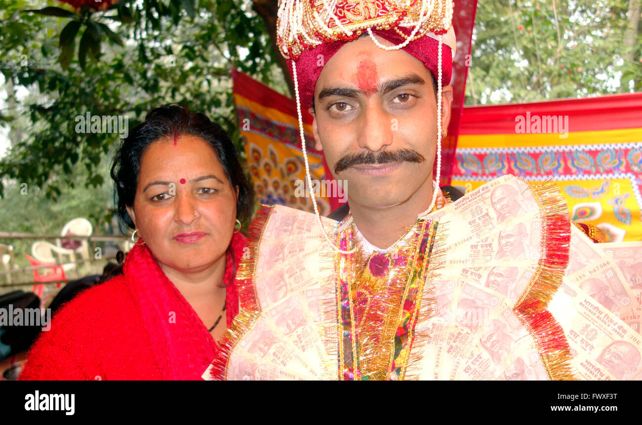 Lo sposo con la sorella sul loro matrimonio Occupazione Foto Stock