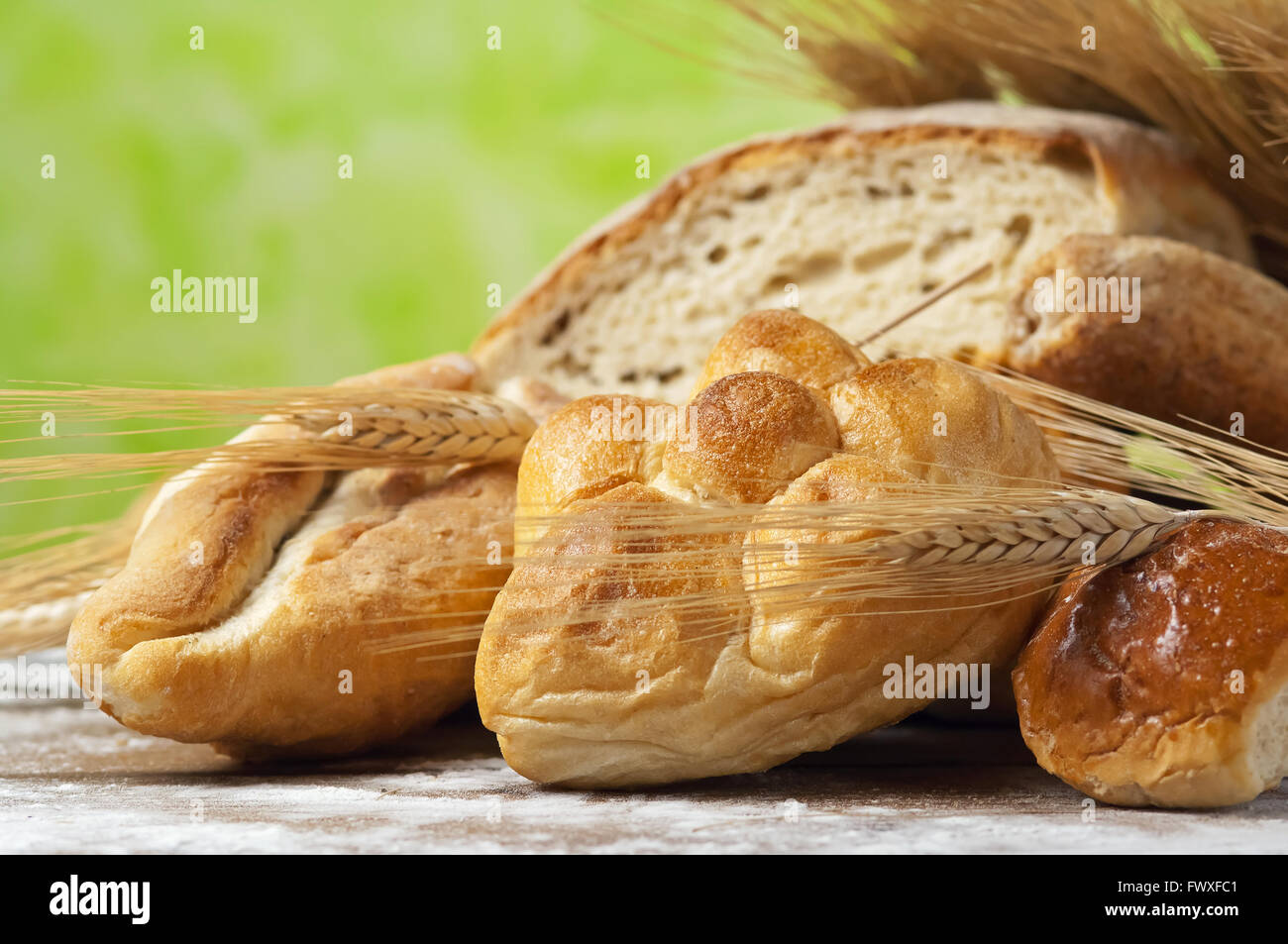 Assortimento di pane italiano sul tavolo di legno Foto Stock
