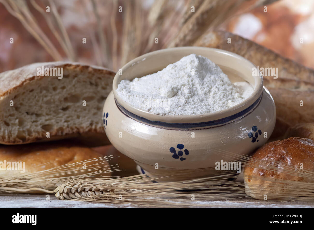 Farina biologica e assortimento di pane sul tavolo di legno Foto Stock