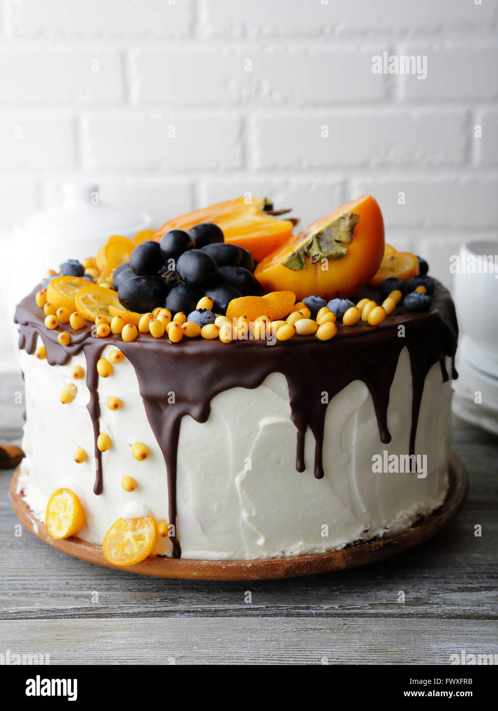 Torta di compleanno con decorazioni di frutta, cibo closeup Foto stock -  Alamy