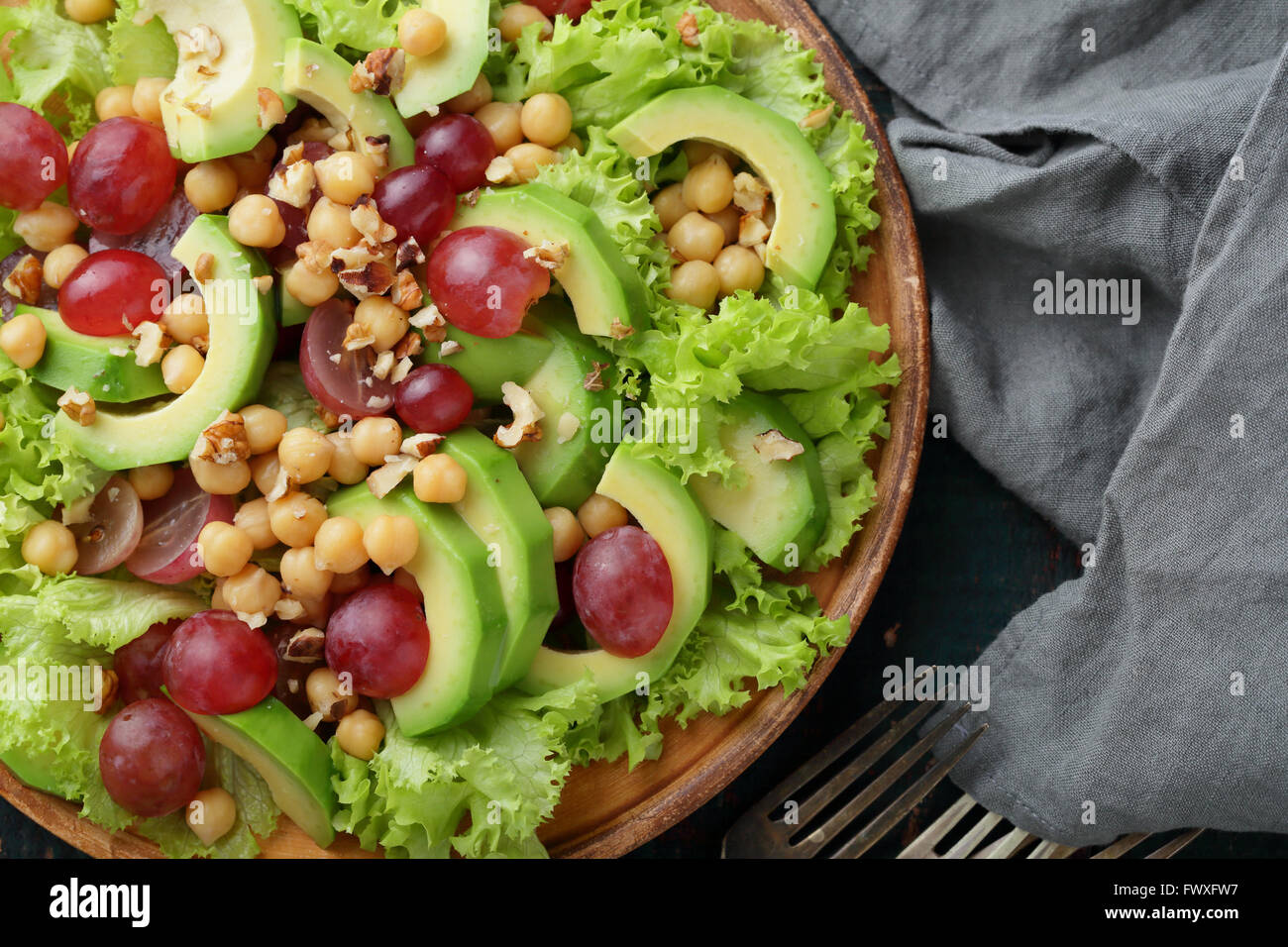 Una sana insalata di avocado e cece, cibo Foto Stock
