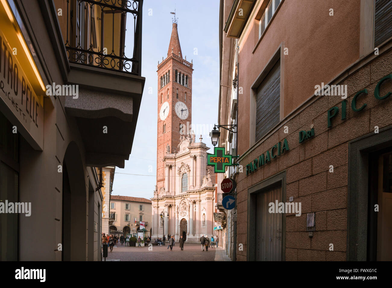 Basilica di San Martino, una chiesa barocca al centro di Treviglio, Italia, con una millenaria torre e la facciata barocca. Foto Stock