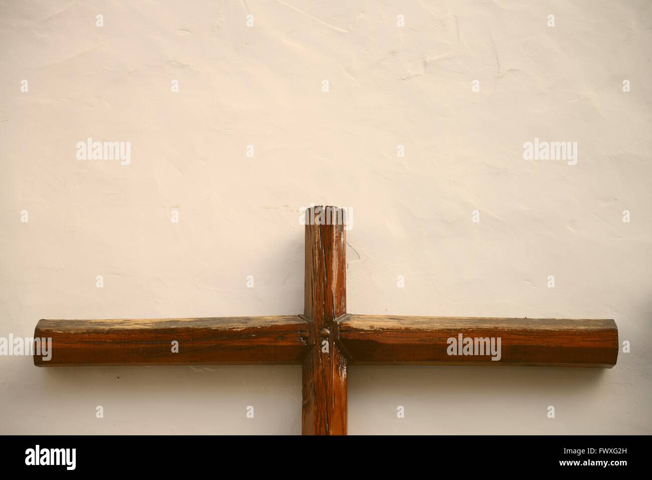 Croce di legno su sfondo beige Foto Stock
