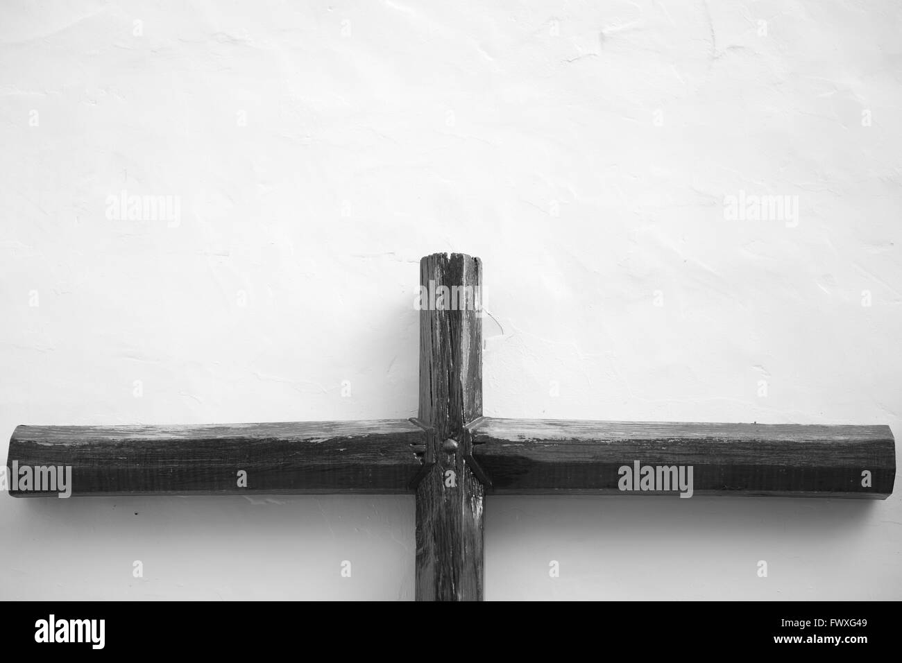 Croce di legno su sfondo beige Foto Stock