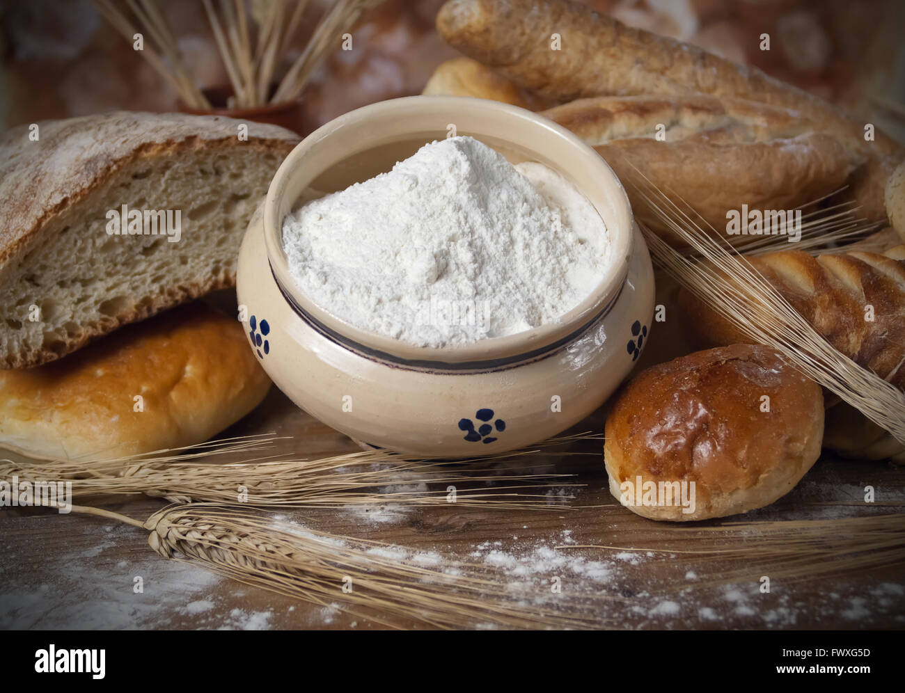 Farina biologica e assortimento di pane sul tavolo di legno Foto Stock