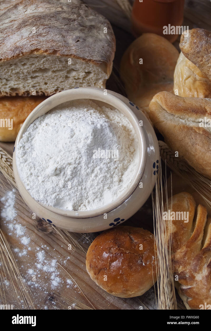 Farina biologica e assortimento di pane sul tavolo di legno Foto Stock