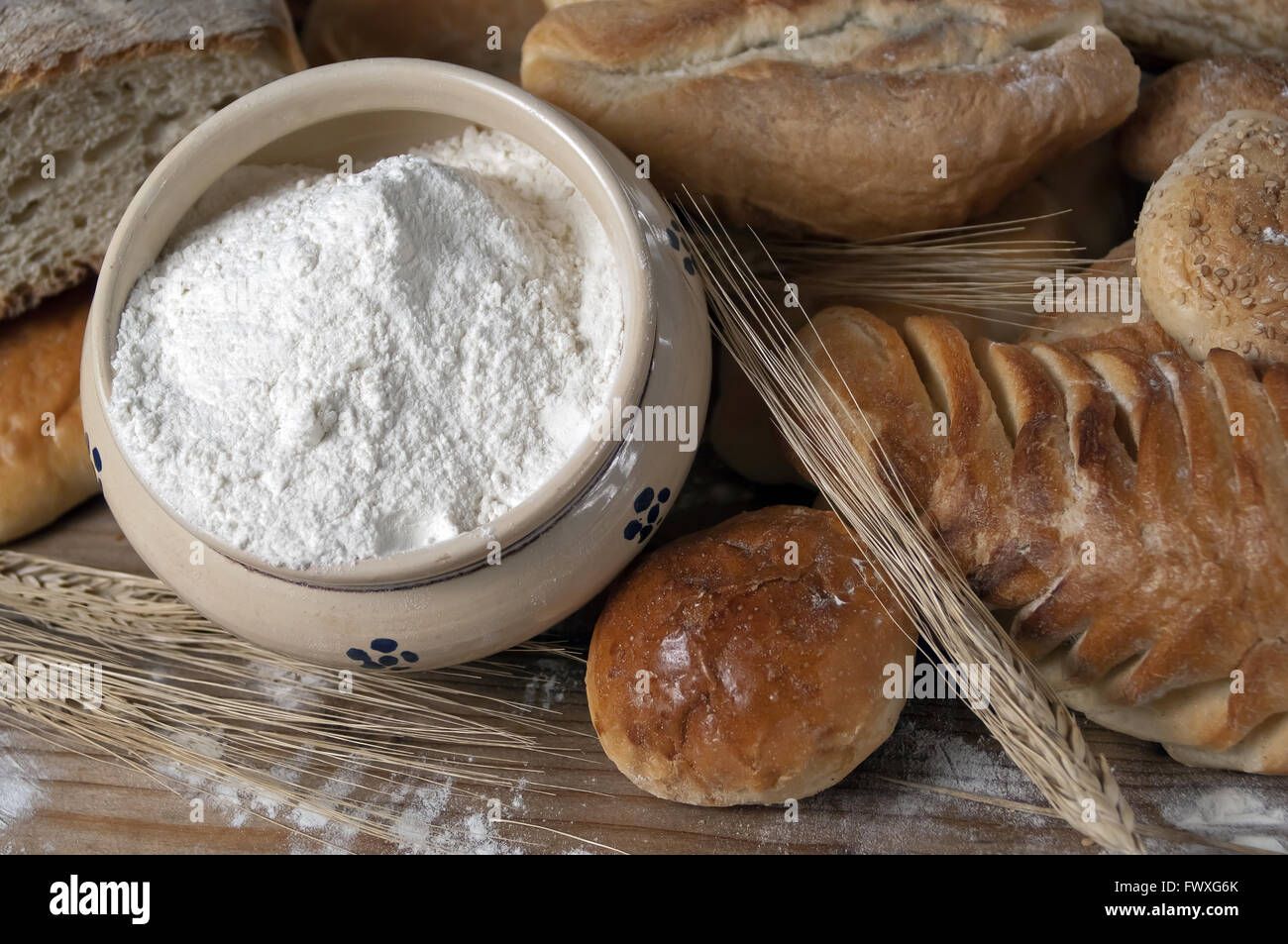 Farina biologica e assortimento di pane sul tavolo di legno Foto Stock
