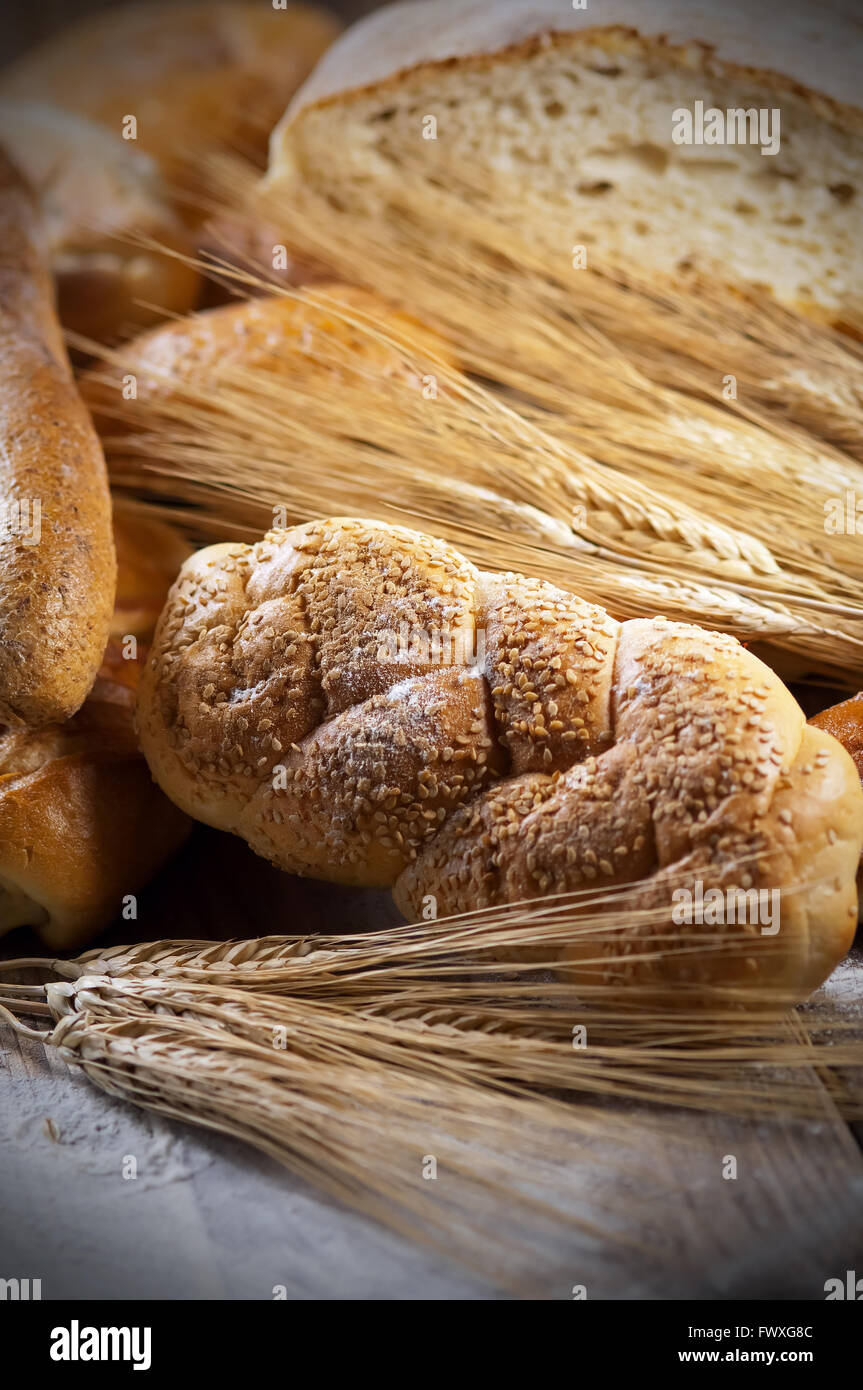 Assortimento di pane organico su un tavolo di legno con lo spazio di copia Foto Stock