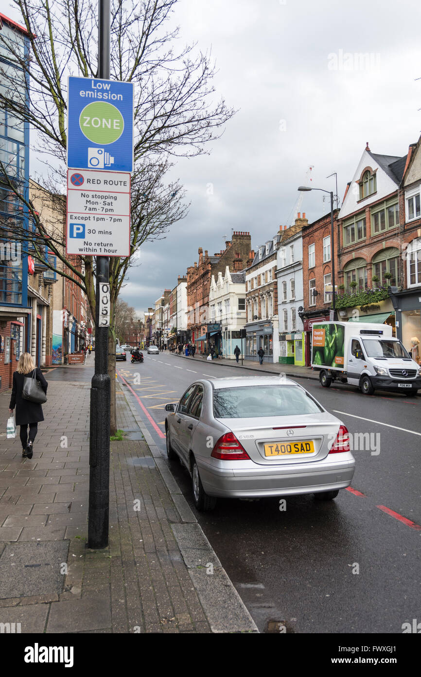 Zona a bassa emissione di CO2 su Upper Street, Islington, London, Regno Unito Foto Stock
