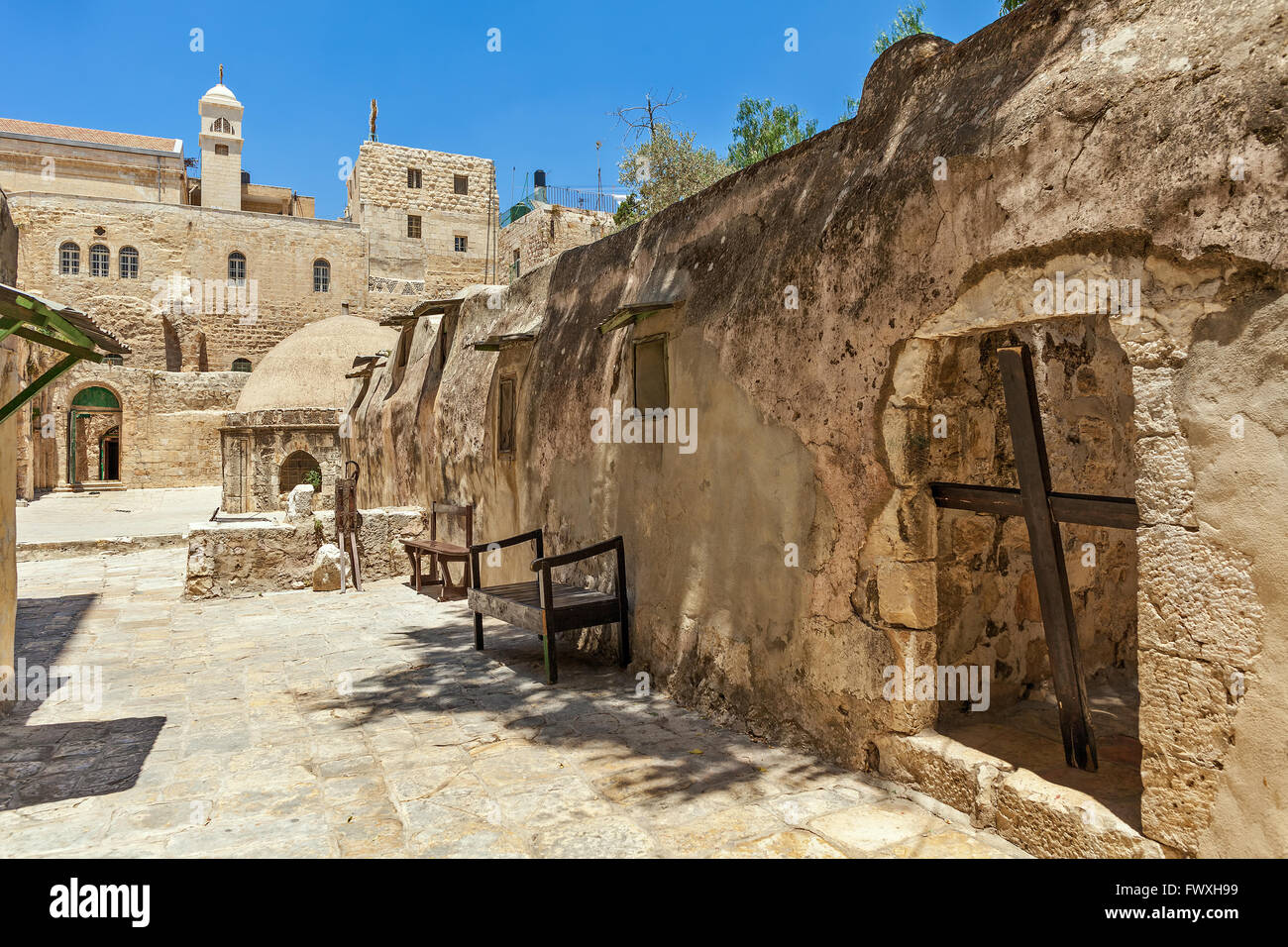 Croce di legno e pietra le celle monastiche sul tetto della chiesa del Santo Sepolcro a Gerusalemme, Israele. Foto Stock