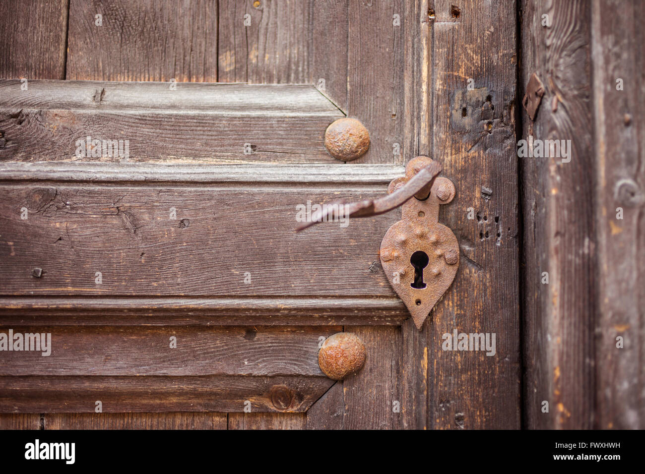 Vecchia porta di legno nel castello di Tures, Campo Tures Alto Adige - Italia Foto Stock
