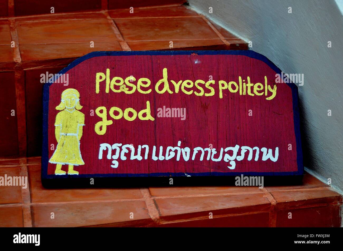 Chiang Mai, Thailandia Sign in inglese fratturato ammonisce i visitatori di vestire appropriatamente prima di entrare Wat Umongmahaterachan Foto Stock