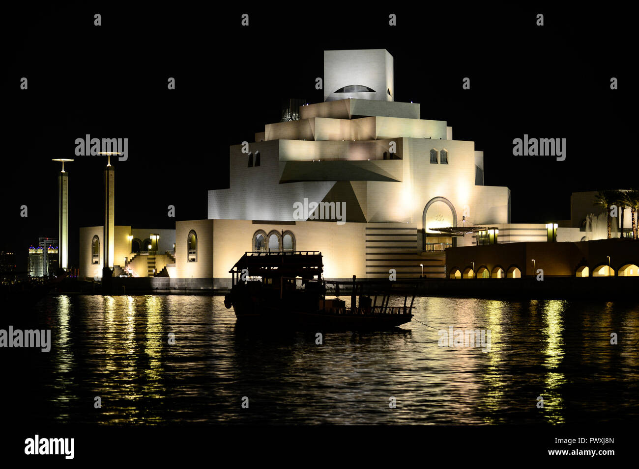 Il Qatar Doha, il museo di arte islamica di notte / KATAR, Doha, Museo fuer islamische Kunst Foto Stock