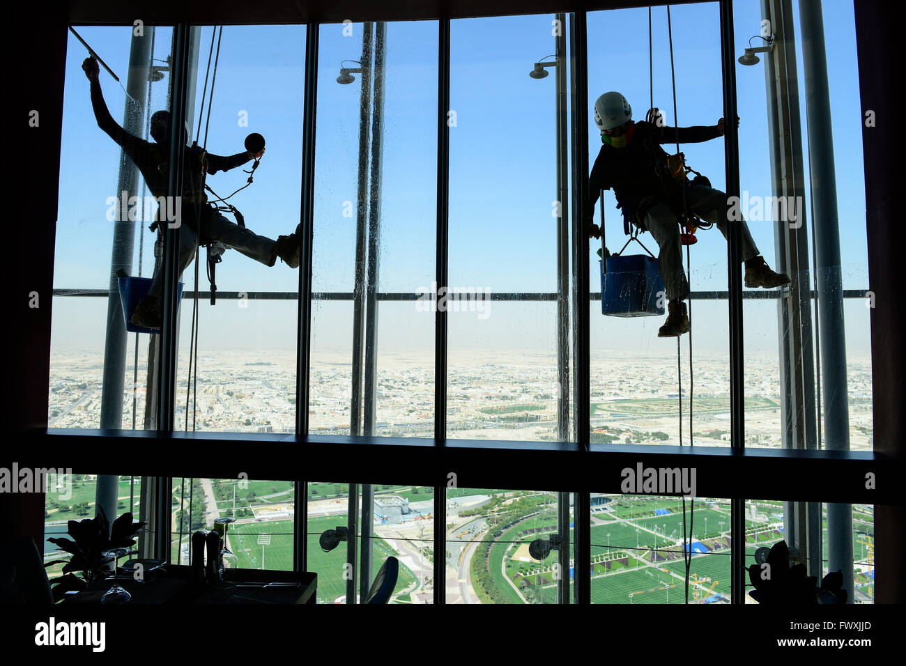 QATAR, Doha, sportspark al Khalifa International Stadium per la Coppa del mondo FIFA 2022, i lavoratori migranti filippini lavorano come pulitore per le finestre alla torre Aspire, parco sportivo Aspire Academy for Sports Excellence è anche campo di allenamento della squadra di calcio tedesca FC Bayern , FC Bavaria Foto Stock