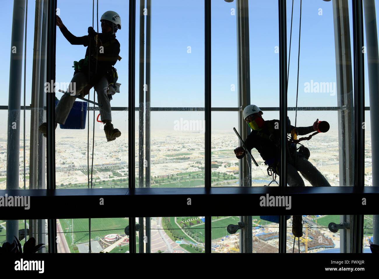 QATAR, Doha, sportspark al Khalifa International Stadium per la Coppa del mondo FIFA 2022, i lavoratori migranti filippini lavorano come pulitore per le finestre alla torre Aspire, parco sportivo Aspire Academy for Sports Excellence è anche campo di allenamento della squadra di calcio tedesca FC Bayern , FC Bavaria Foto Stock