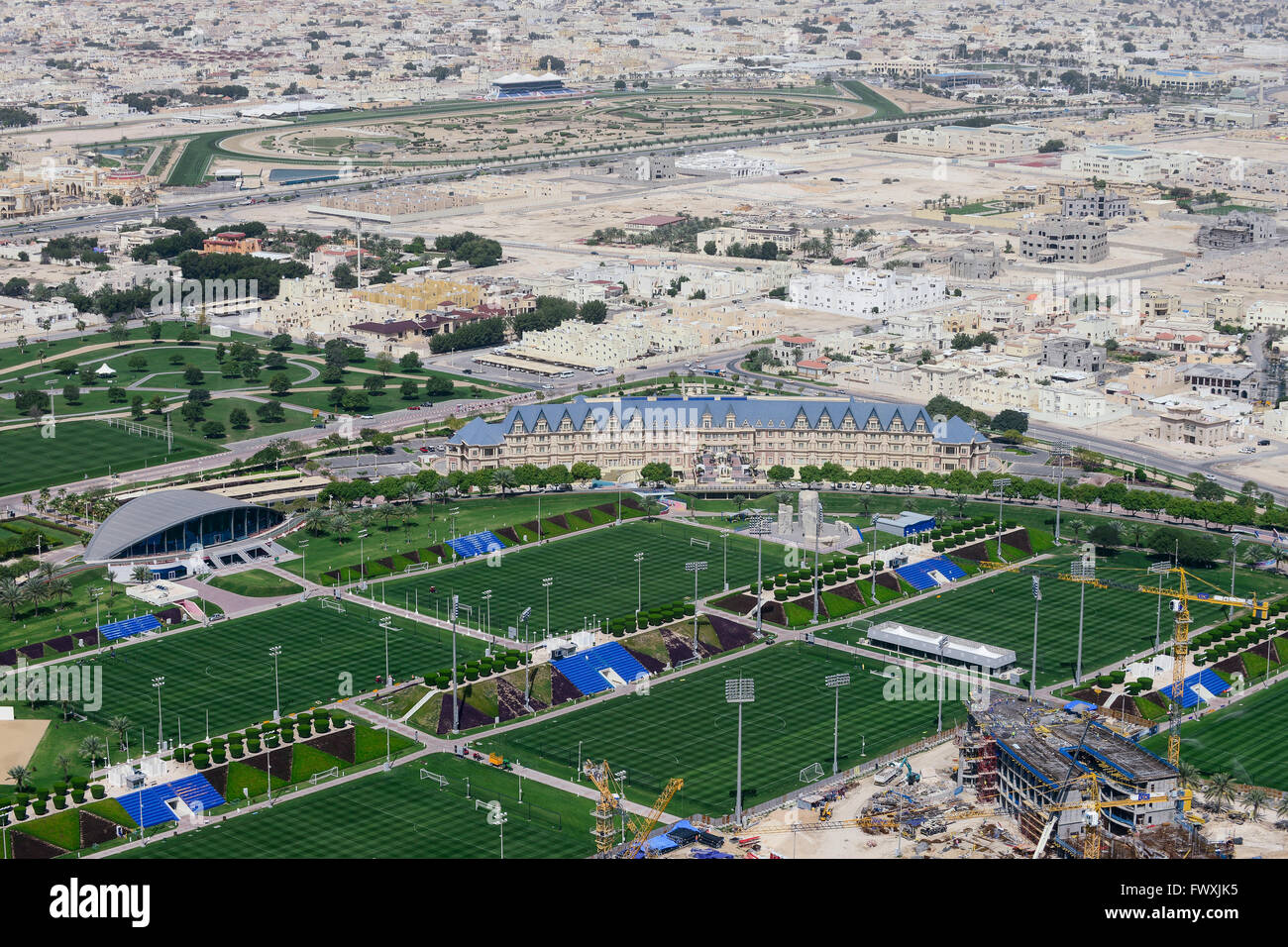 QATAR, Doha, cantiere Sportpark Aspire Academy for Sports Excellence for FIFA World Cup 2022 , prato verde irrigato nel deserto, anche campo di allenamento della squadra di calcio tedesca FC Bayern, FC Bavaria Foto Stock