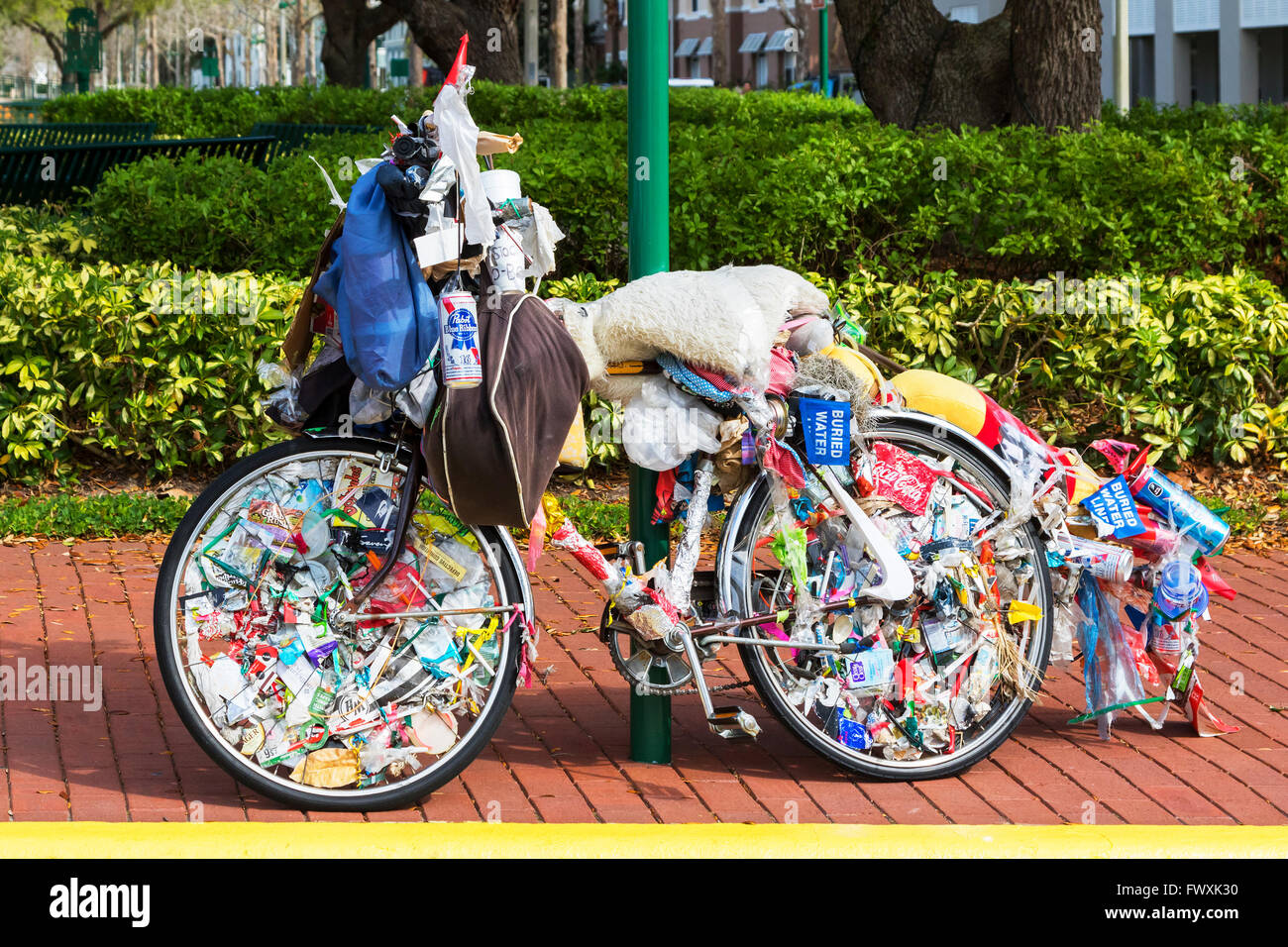 Vecchia bicicletta decorata con la spazzatura, celebrazione Osceola District, Florida, Stati Uniti d'America, America Foto Stock