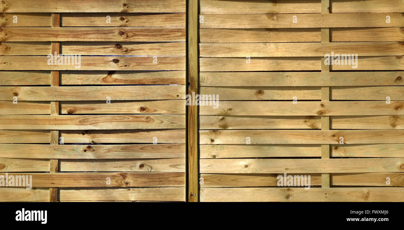 HD sfondo senza giunture, recinzione in legno di colore naturale con nodi Foto Stock