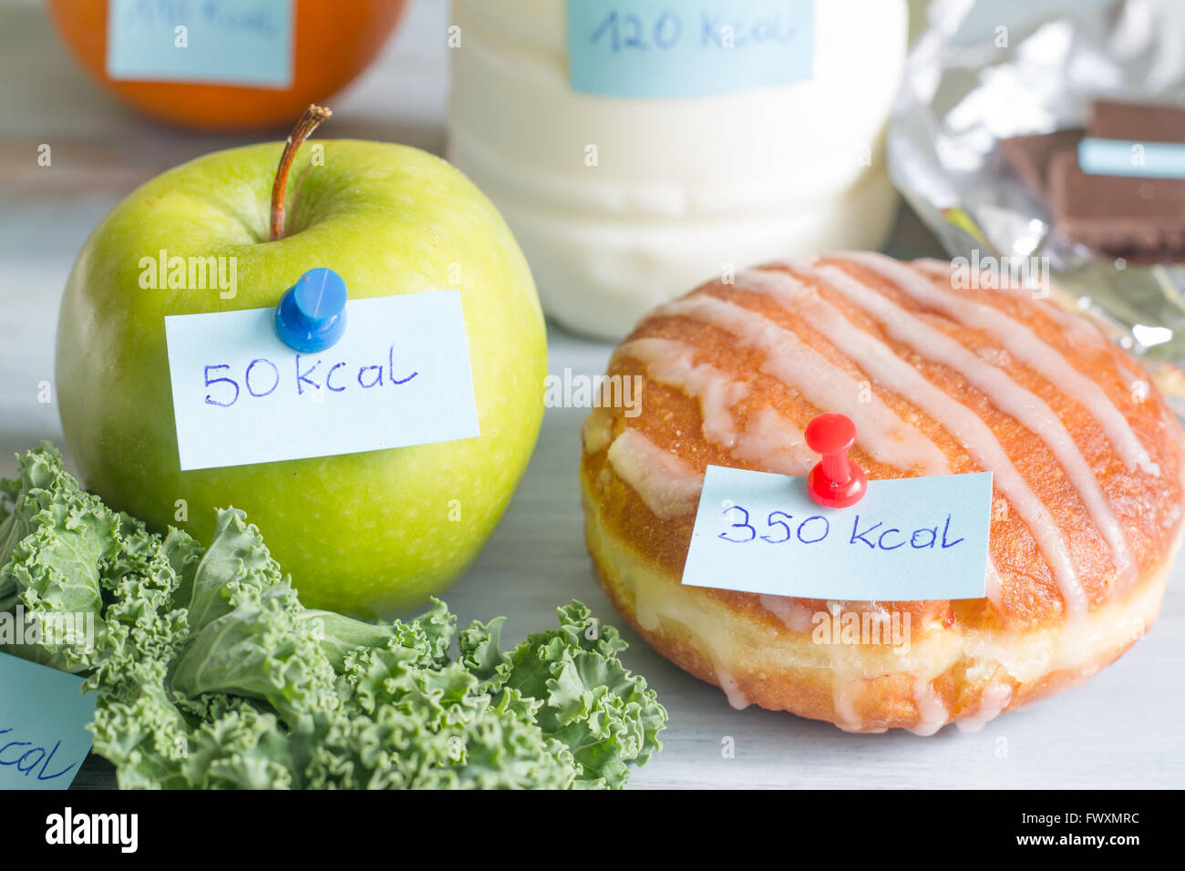 Il conteggio delle calorie e alimenti con il concetto di etichette Foto Stock
