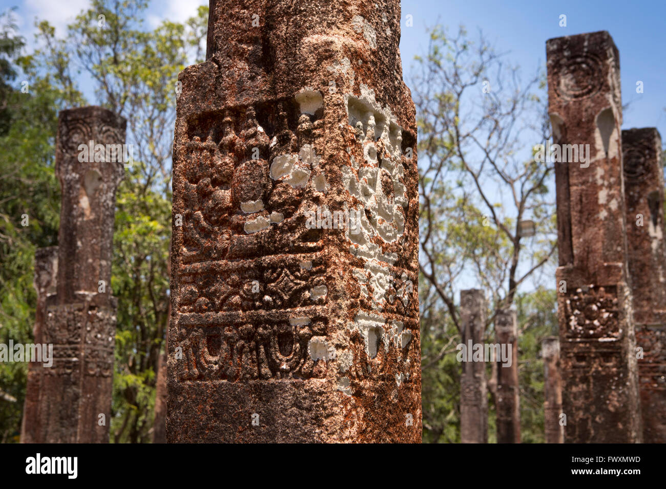 Sri Lanka, Polonnaruwa, scolpito pilastri di pietra di fronte Lankatilaka Gedige Foto Stock