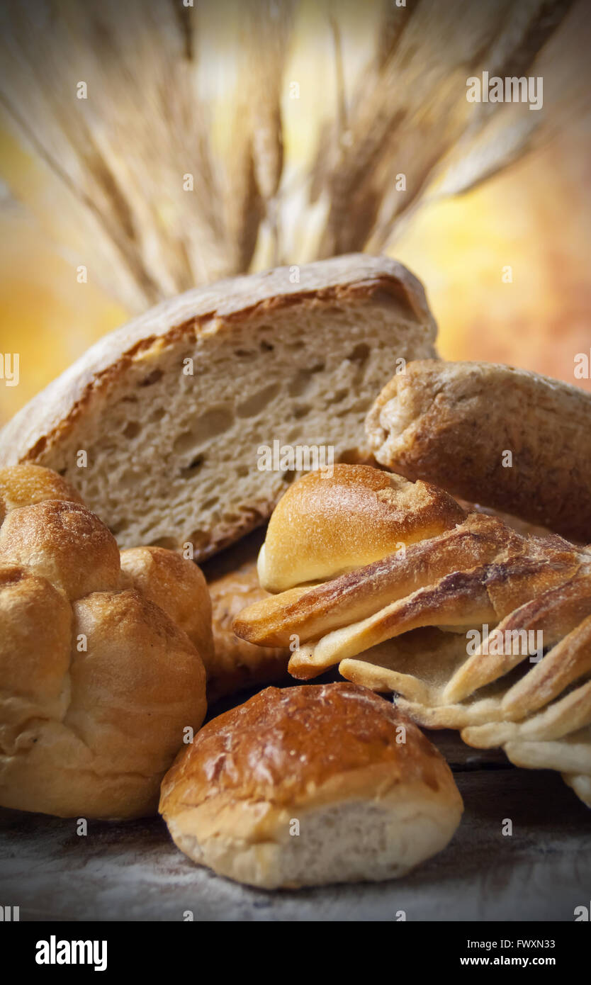 Assortimento di pane italiano sul tavolo di legno Foto Stock