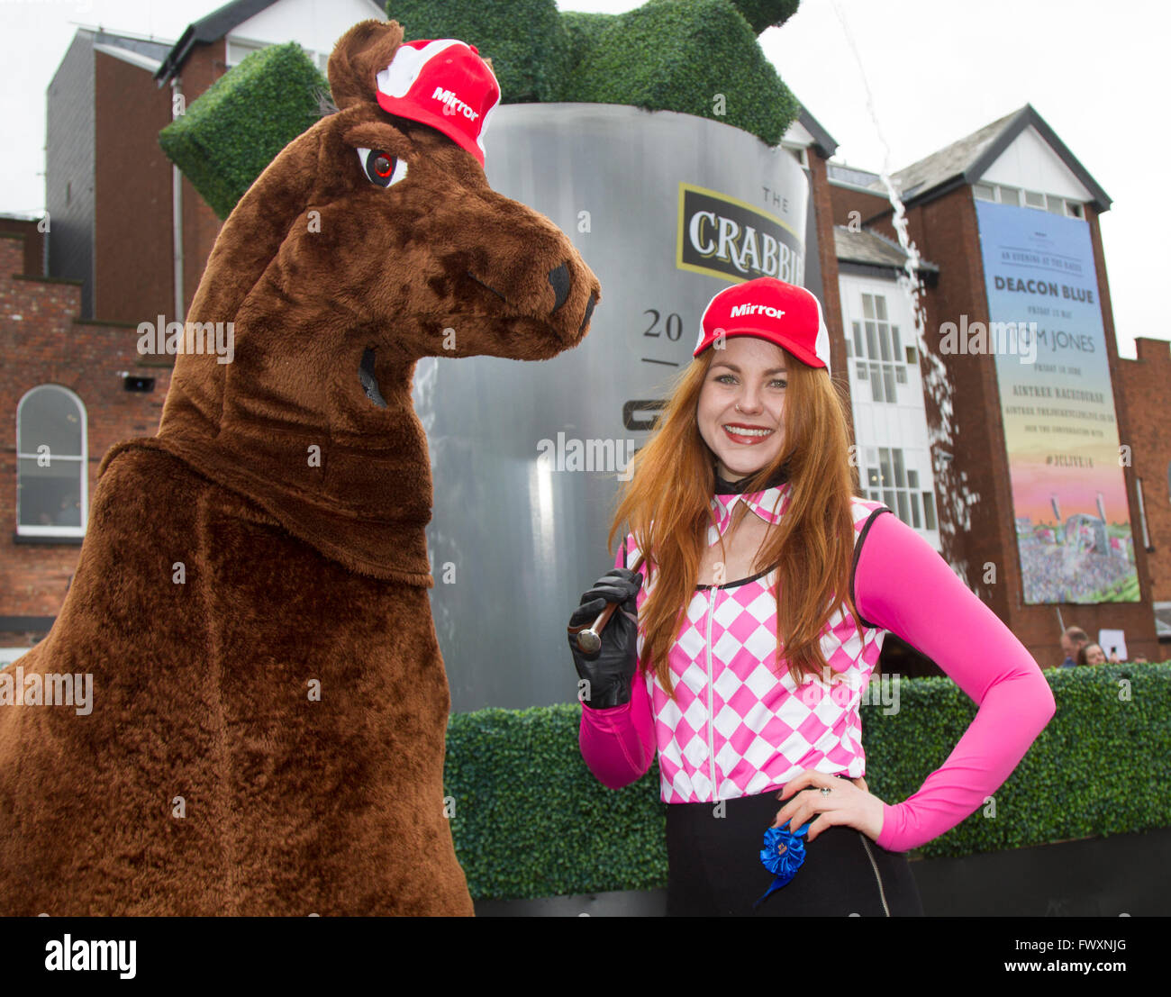 Onorevoli giorno al 2016 l'Aintree Grand National, Merseyside, Regno Unito. In anni precedenti Attendee's abiti hanno ricevuto attenzione per tutti i motivi sbagliati, funzionari presso il Grand National ha esortato quest'anno racegoers a 'smartora fino' per far sì che il caso più aspirazioni. Foto Stock