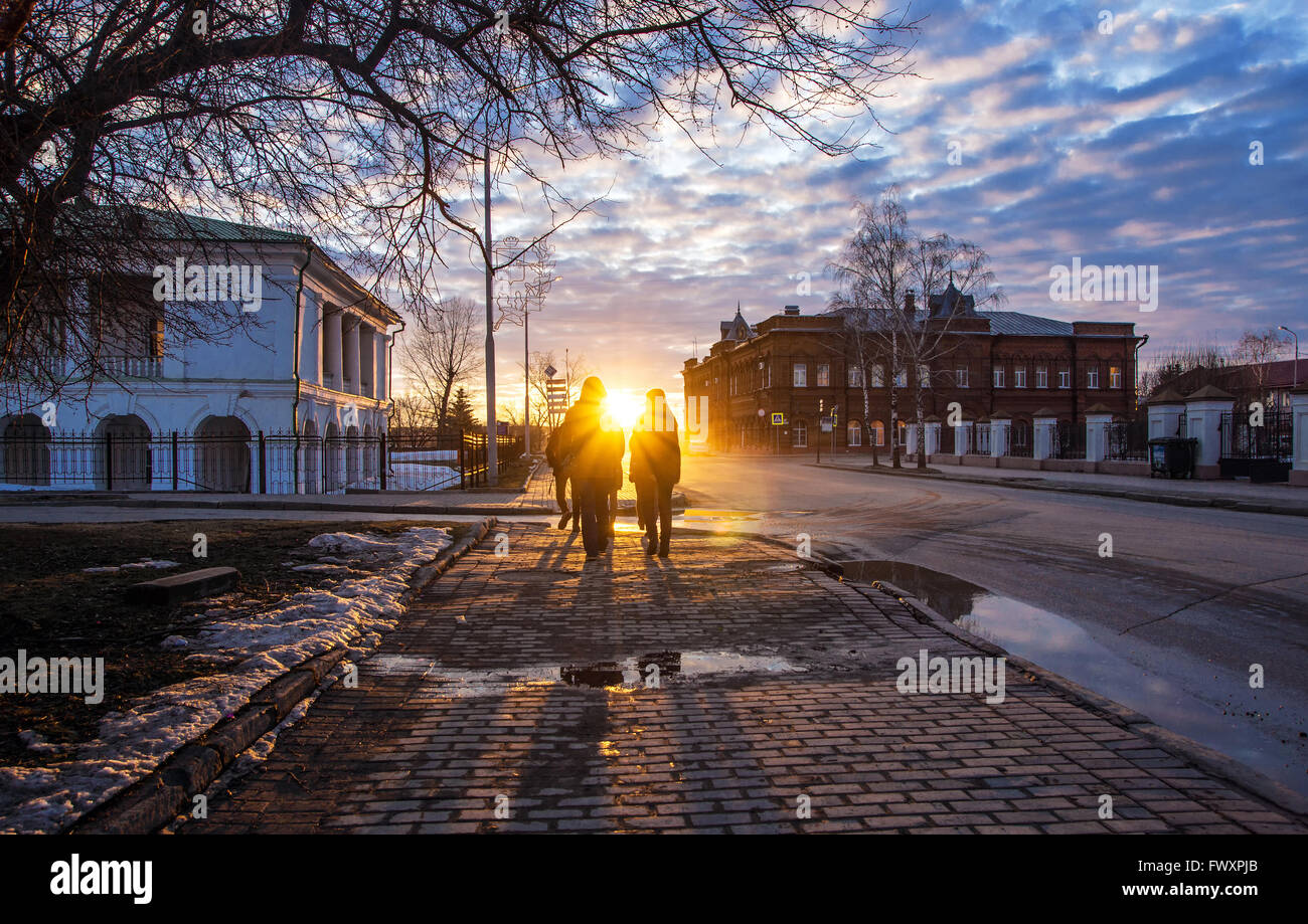 Verso il sole - gioventù per una passeggiata in città Foto Stock