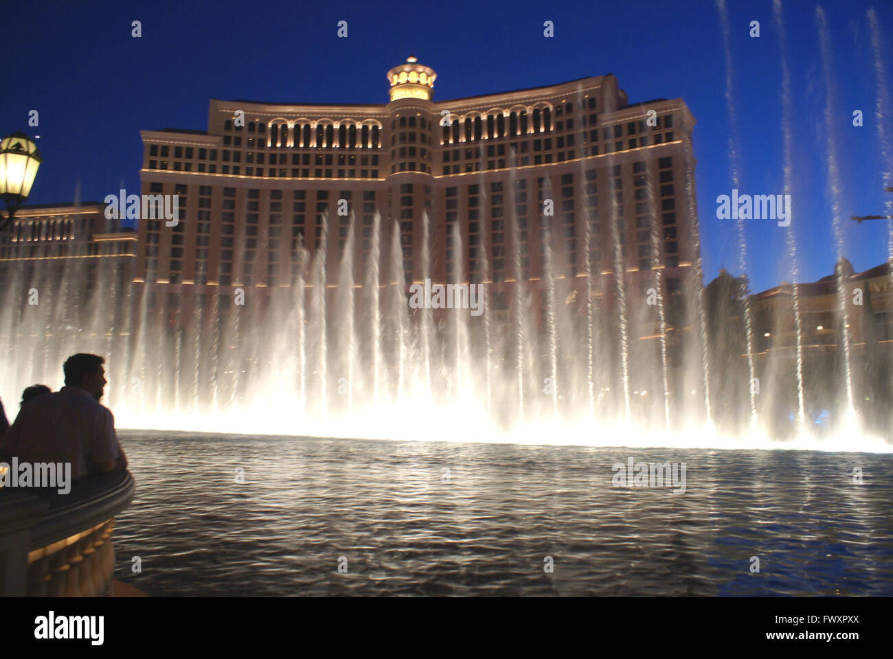 Belle fontane attivi fuori Bellagio Hotel and Casino, enormi fontane danzanti dando una vista eccellente di notte, un punto di riferimento Foto Stock