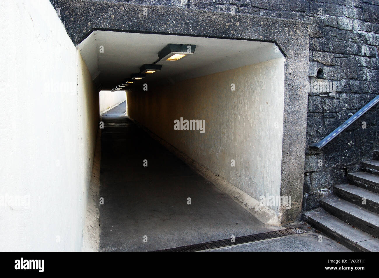 Tunnel sotto la strada è buia e poco invitante luogo per un pedone a camminare Foto Stock