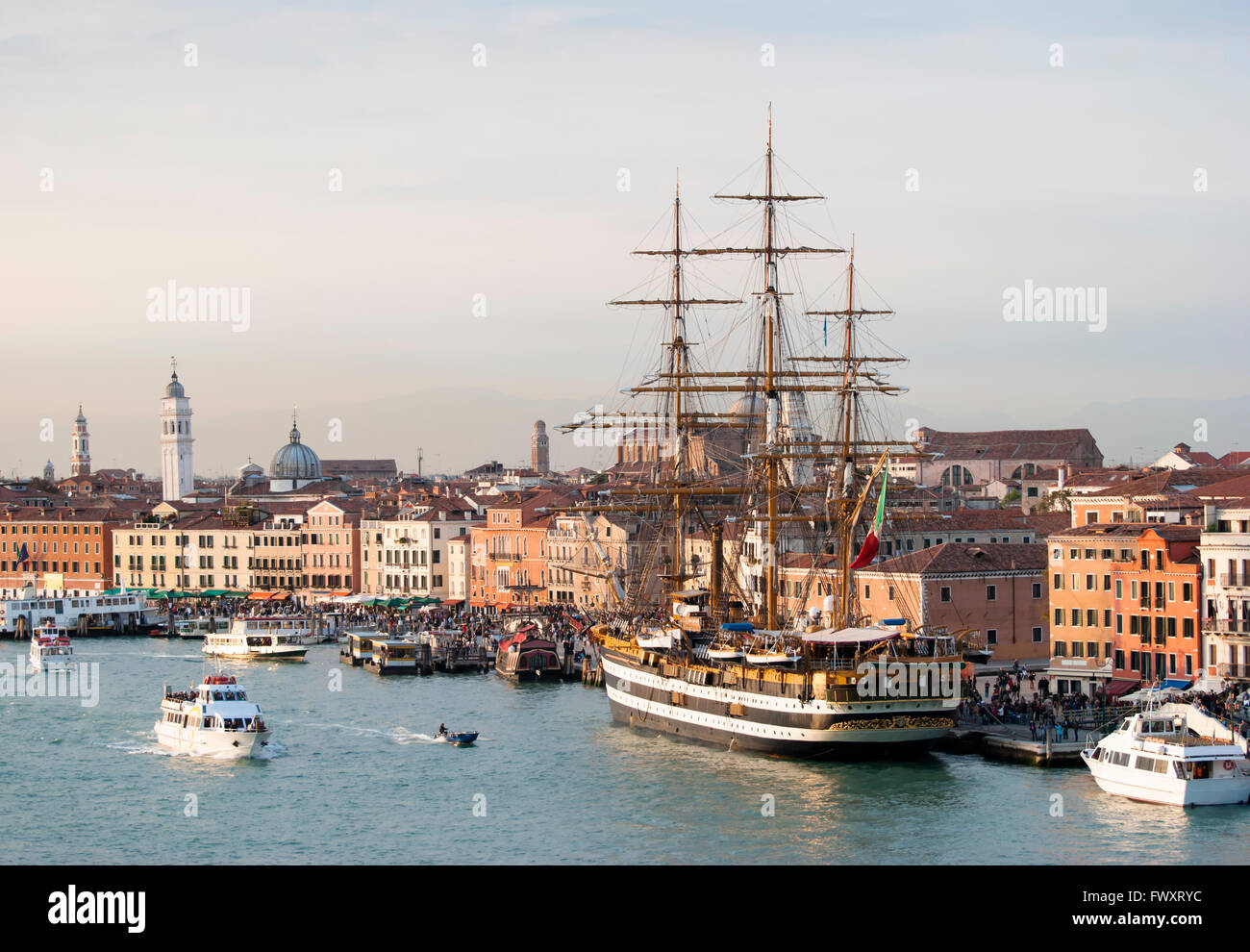 La storica nave ormeggiata a Venezia città vecchia (Italia). Foto Stock
