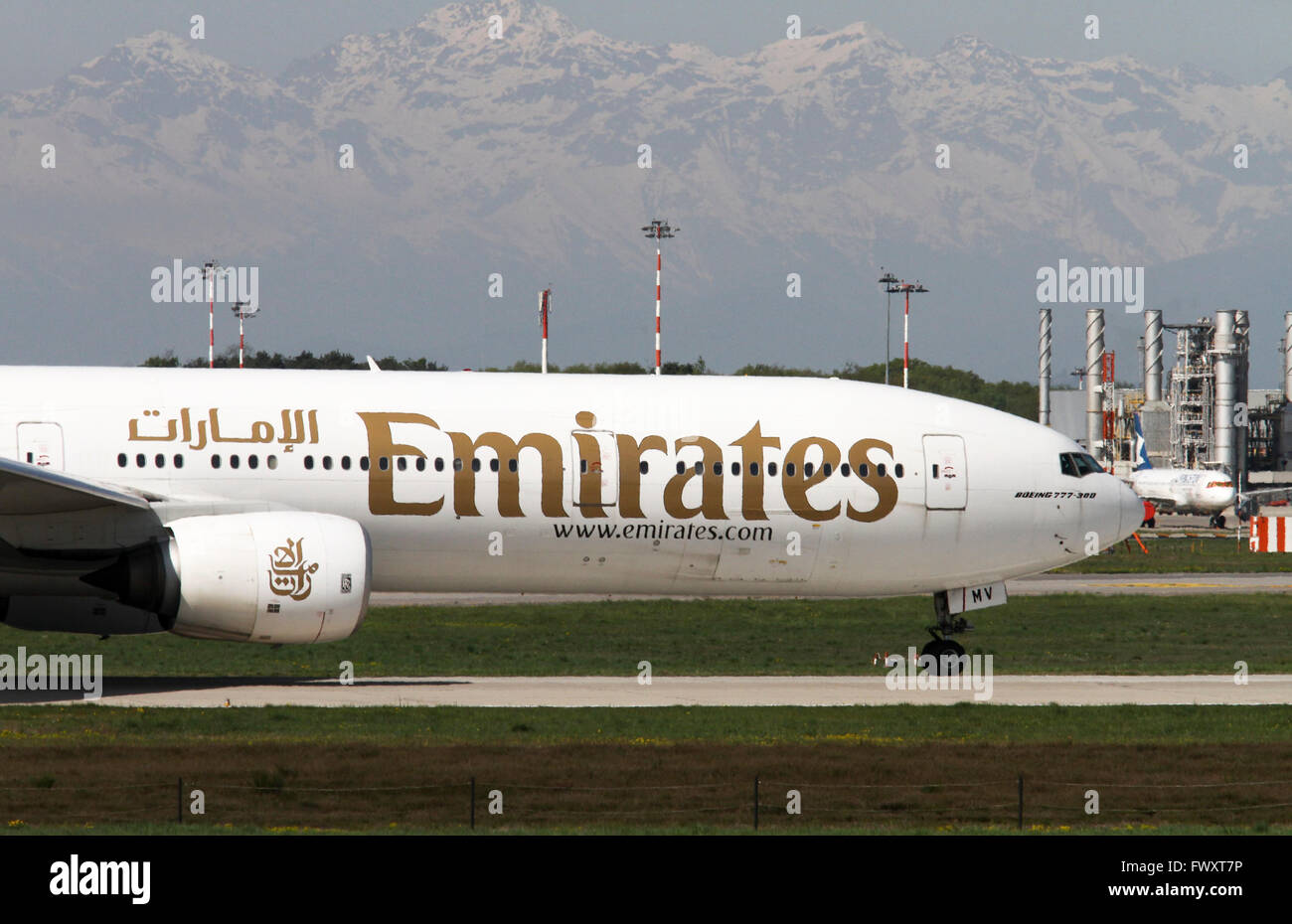 Emirates Airlines Boeing 777-300 All'aeroporto di Linate, Milano, Italia Foto Stock