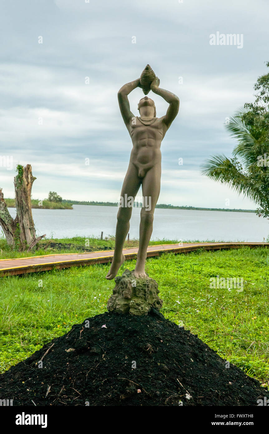 Life-size sculture di Rita Longa presso la ricostruita Taino villaggio di Guamá, Cuba raffiguranti la vita di questa tribù indigene Foto Stock