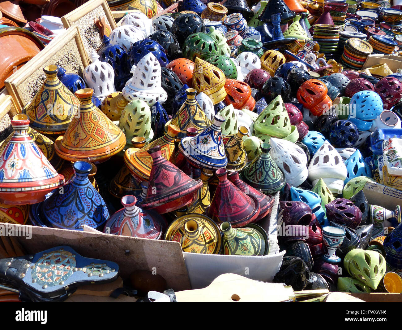 Tagine Marocchino tradizionale pentola di coccio sono venduti nei mercati di tutto il Marocco Foto Stock