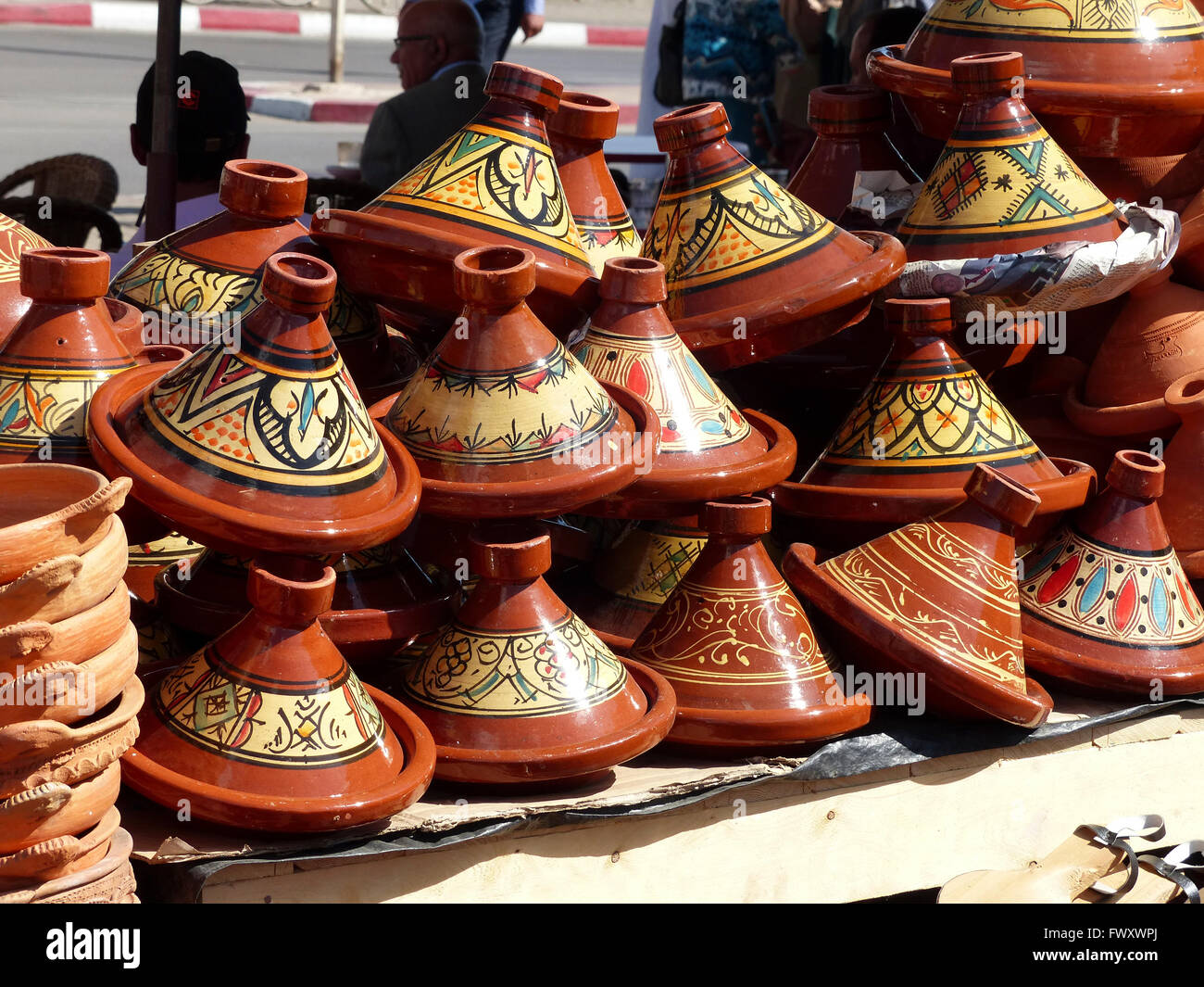 Tajine, tradizionale pentola di creta utilizzando per preparare verdure con  carne (tajine). Il Marocco Foto stock - Alamy
