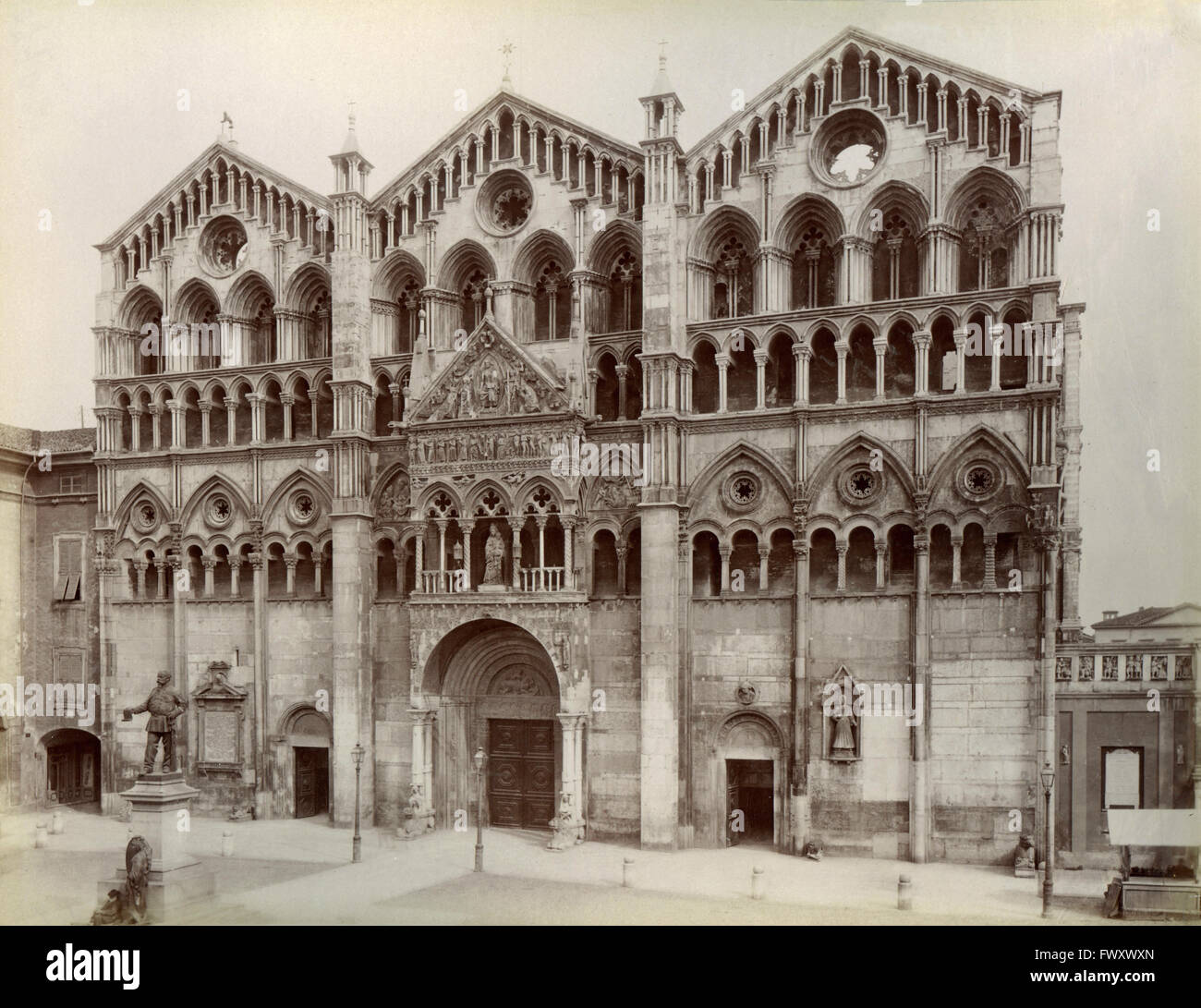 La facciata della cattedrale di Ferrara, Italia Foto Stock