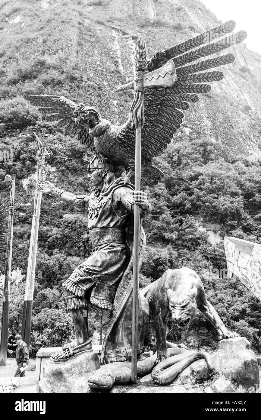 Inca trilogia cosmologica statua, anaconda, Puma e condor, con il sacerdote. Machu Picchu village, Perù Foto Stock