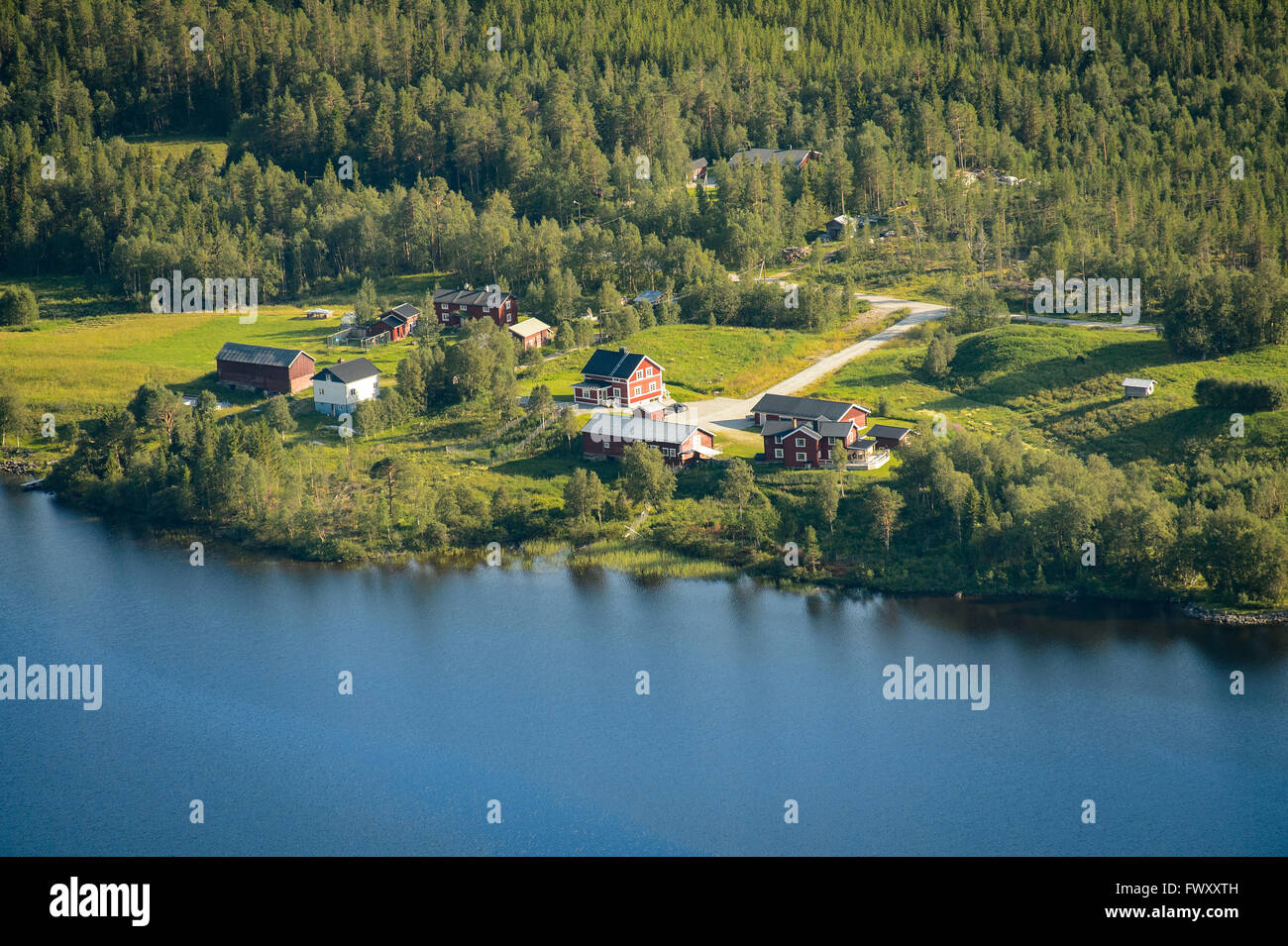 La Svezia Jamtland, Funasdalen, vista in elevazione delle case da River Foto Stock