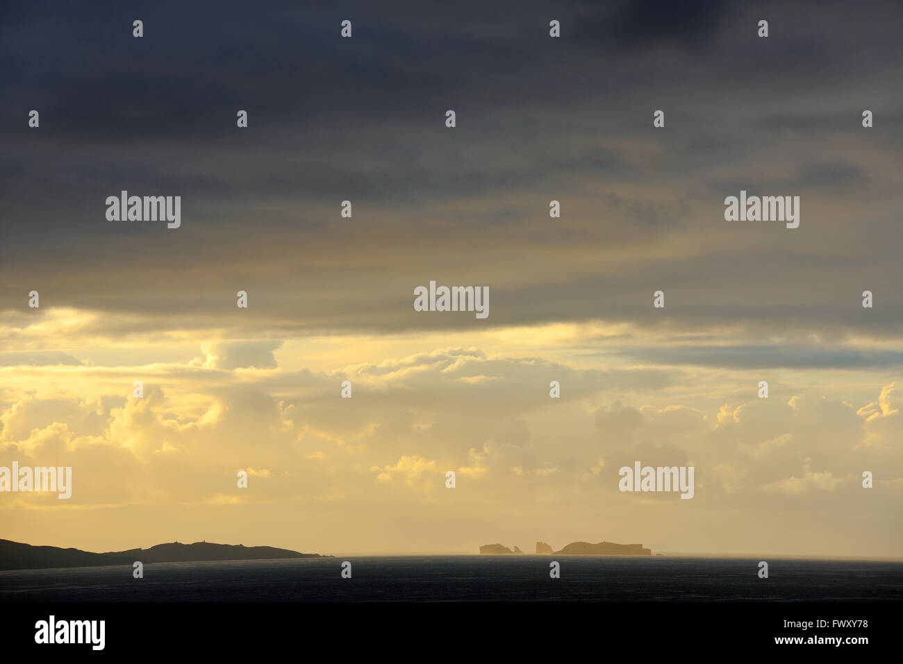 Regno Unito, Scozia, isole Shetland, Yell, West Sandwick, Seascape al tramonto Foto Stock
