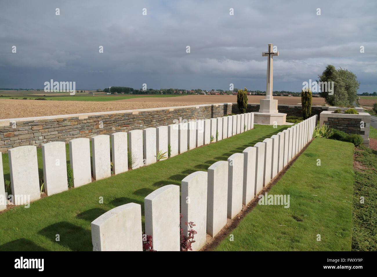 La Croce del sacrificio e lapidi in CWGC Moulin de Pierre cimitero britannico, Villers Outreaux, Francia. Foto Stock