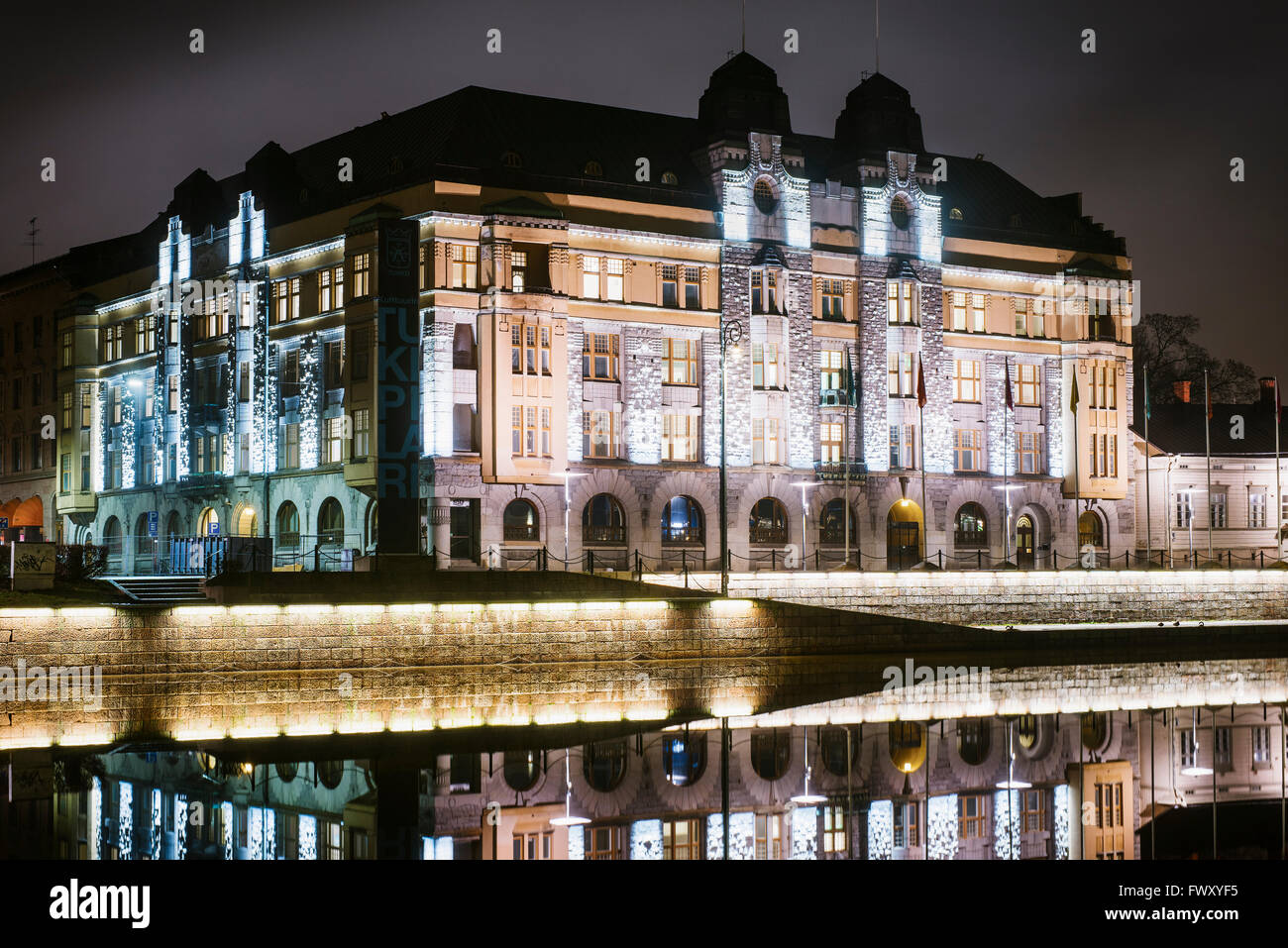 Finlandia, Varsinais-Suomi, Turku, illuminato esterno dell'edificio di notte Foto Stock