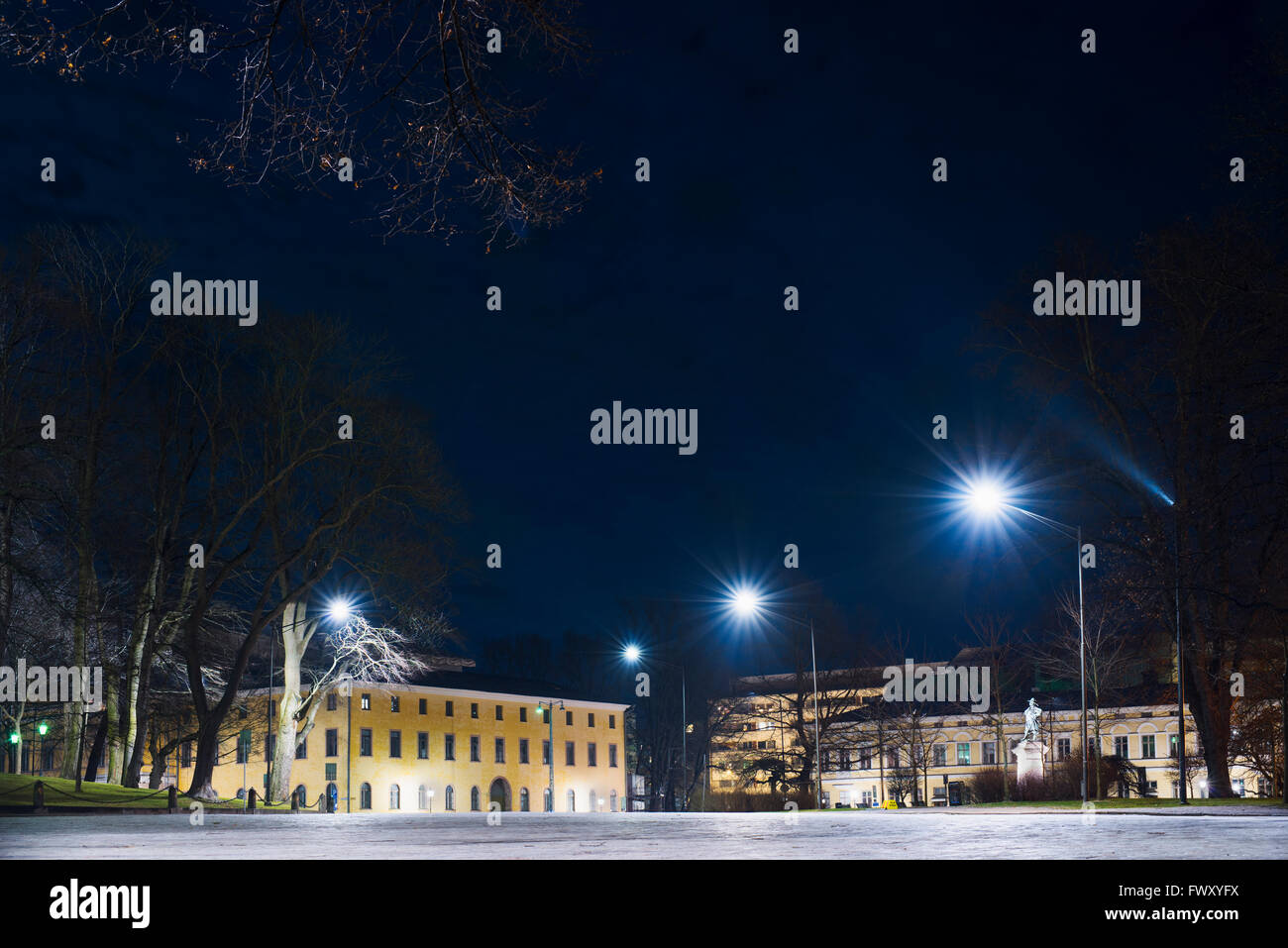 Finlandia, Varsinais-Suomi, Turku, scena urbana con Lantinen Rantakatu passeggiata di notte Foto Stock