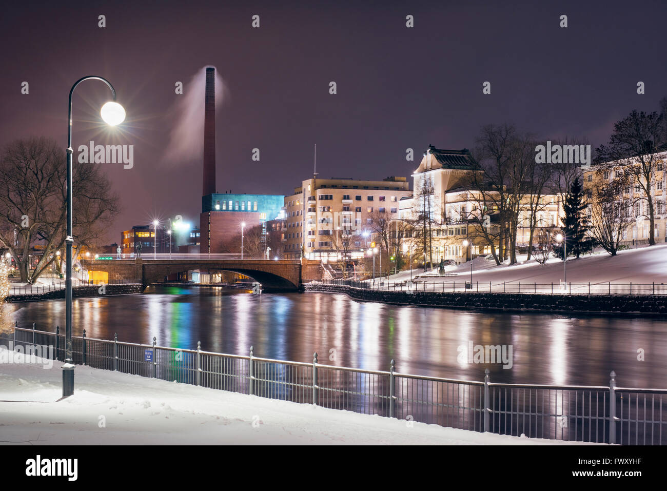 Finlandia, Pirkanmaa, Tampere, inverno scena urbana con riverbank Foto Stock