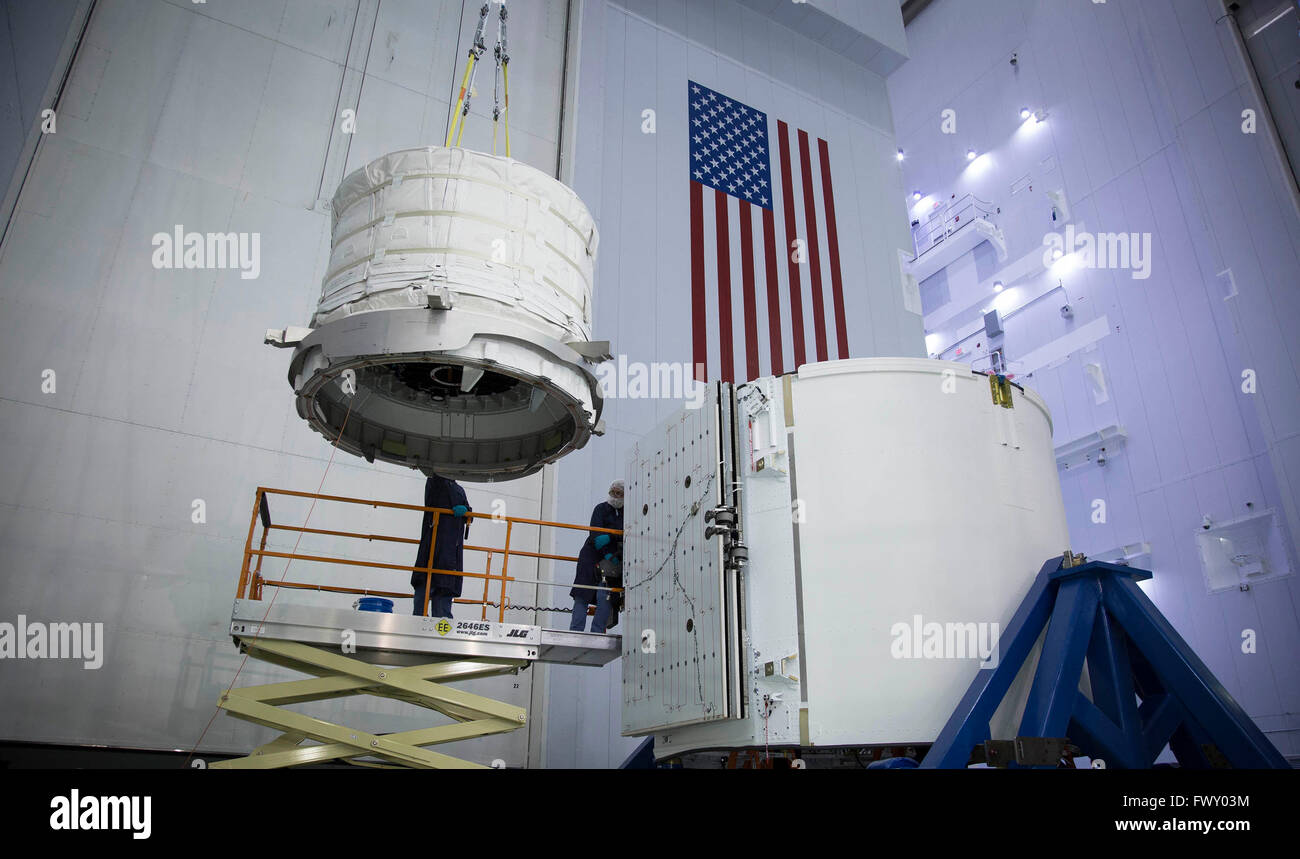 Habitat espandibile da Bigelow Aerospace è sollevato nella SpaceX Falcon 9 rocket Dragon capsula cargo presso il Kennedy Space Center Febbraio 24, 2016 a Cape Canaveral, in Florida. Il CRS-8 missione porterà un prototipo gonfiabile di Bigelow Aerospace modulo chiamato trave alla Stazione spaziale internazionale. Foto Stock