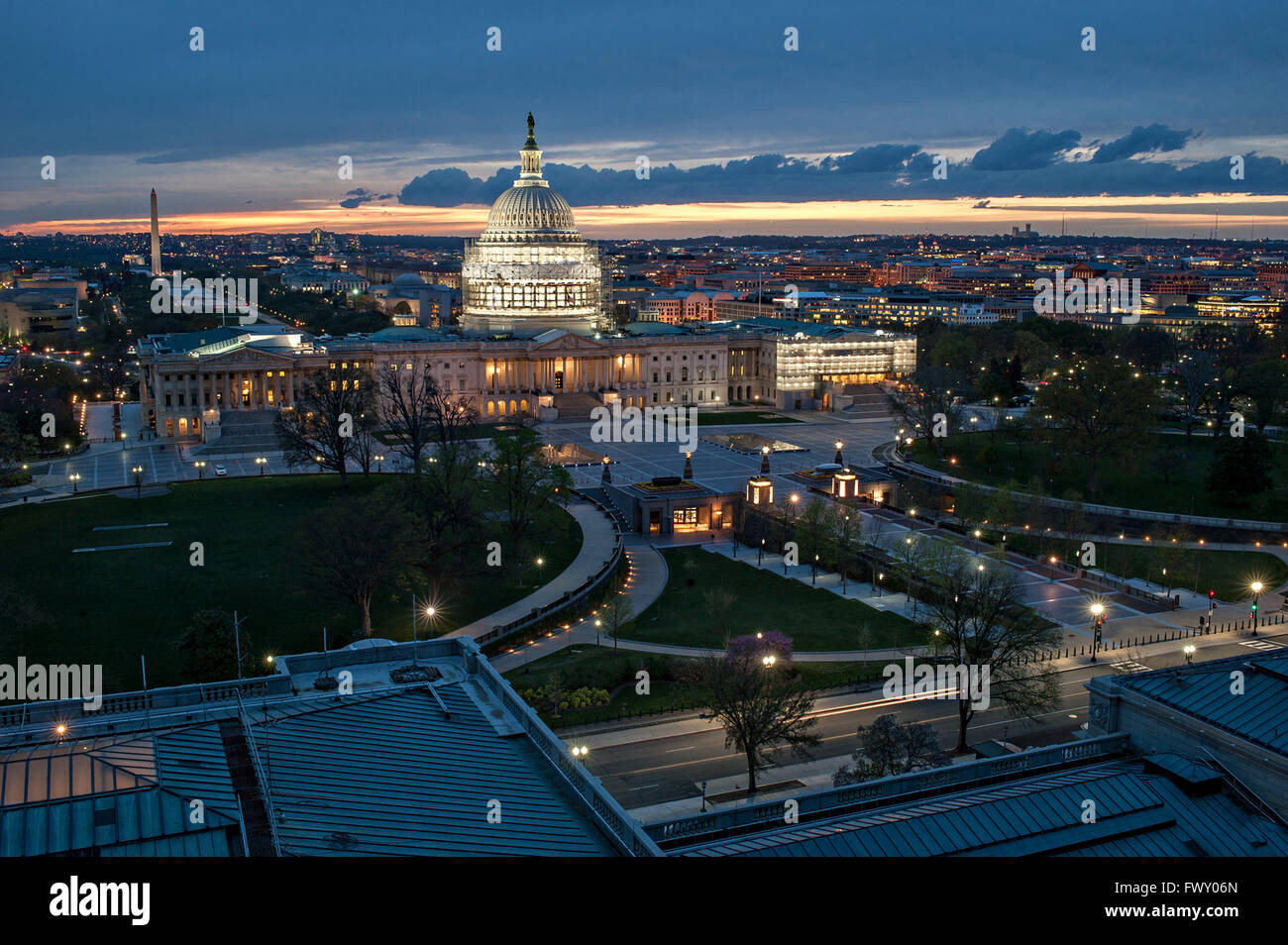 Vista crepuscolo dell'U.S. Capitol guardando verso il Monumento di Washington come rinnovi vicino al completamento Aprile 1, 2016 a Washington, DC. Foto Stock