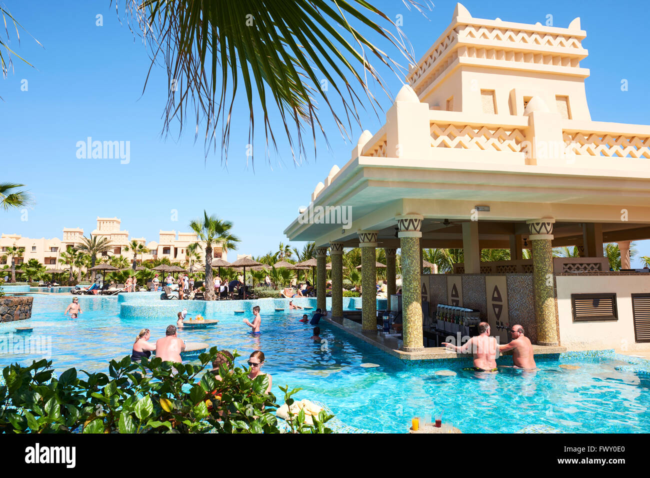 Swim Up Bar nell'Hotel Riu Touareg Boa Vista Isole di Capo Verde in Africa Foto Stock