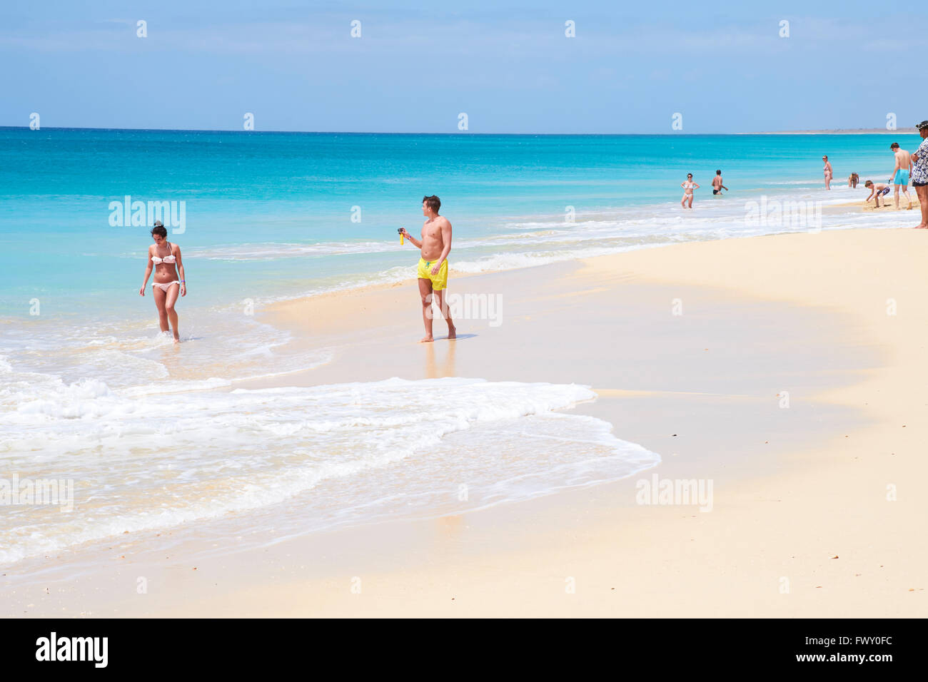 I turisti in Praia de Lacacao spiaggia Boa Vista Isole di Capo Verde in Africa Foto Stock