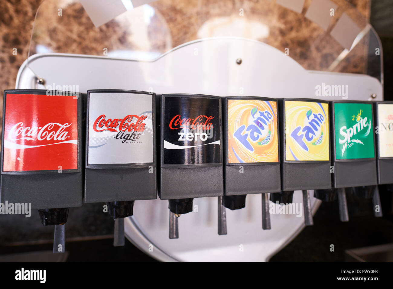 Soft drinks dispenser immagini e fotografie stock ad alta risoluzione -  Alamy
