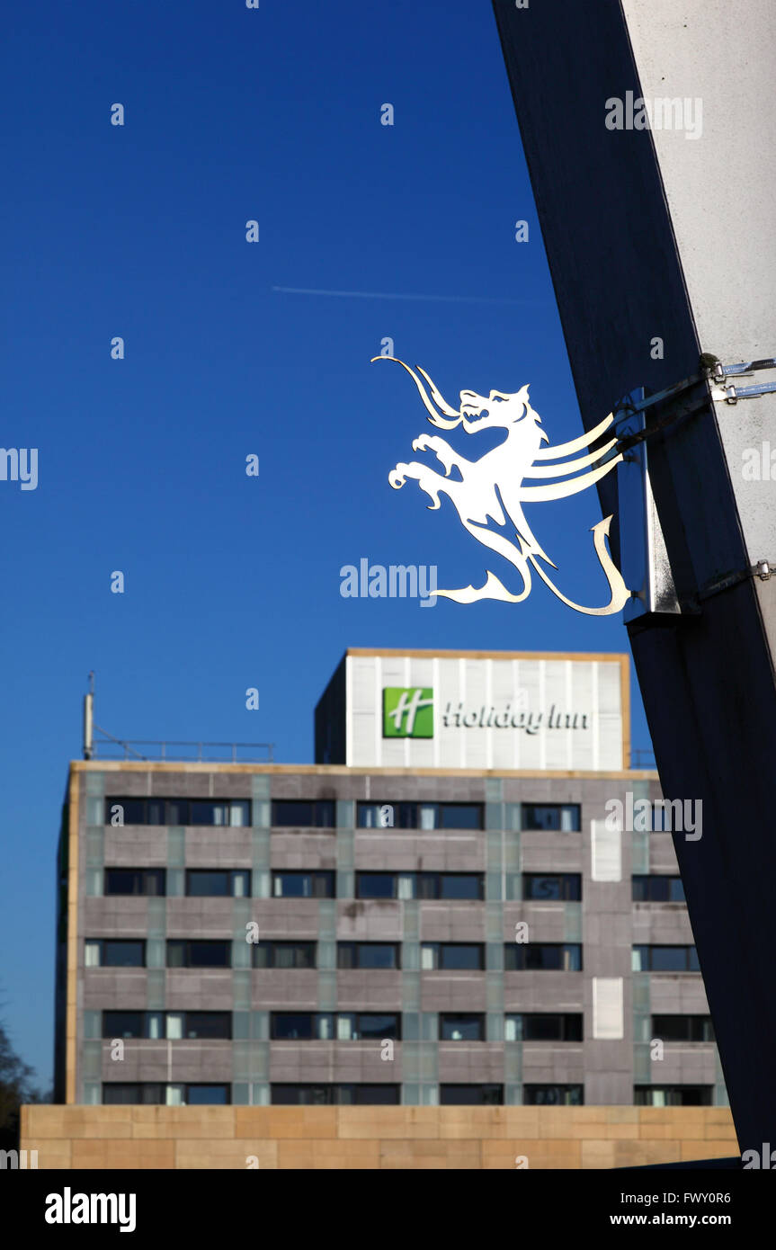 Welsh dragon simbolo, Holiday Inn hotel edificio in background, Cardiff Wales, Regno Unito Foto Stock