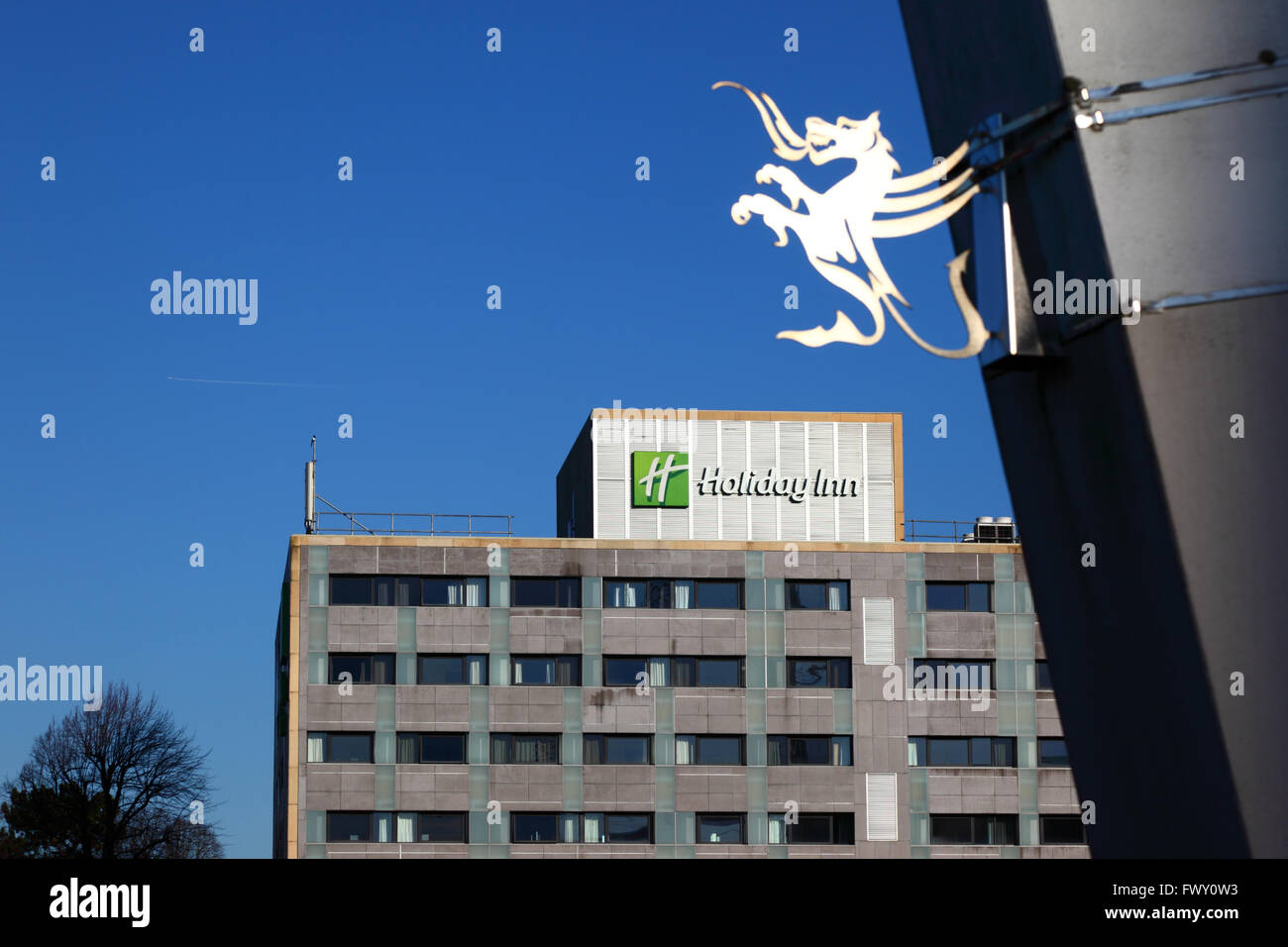 Welsh dragon simbolo, Holiday Inn hotel edificio in background, Cardiff Wales, Regno Unito Foto Stock